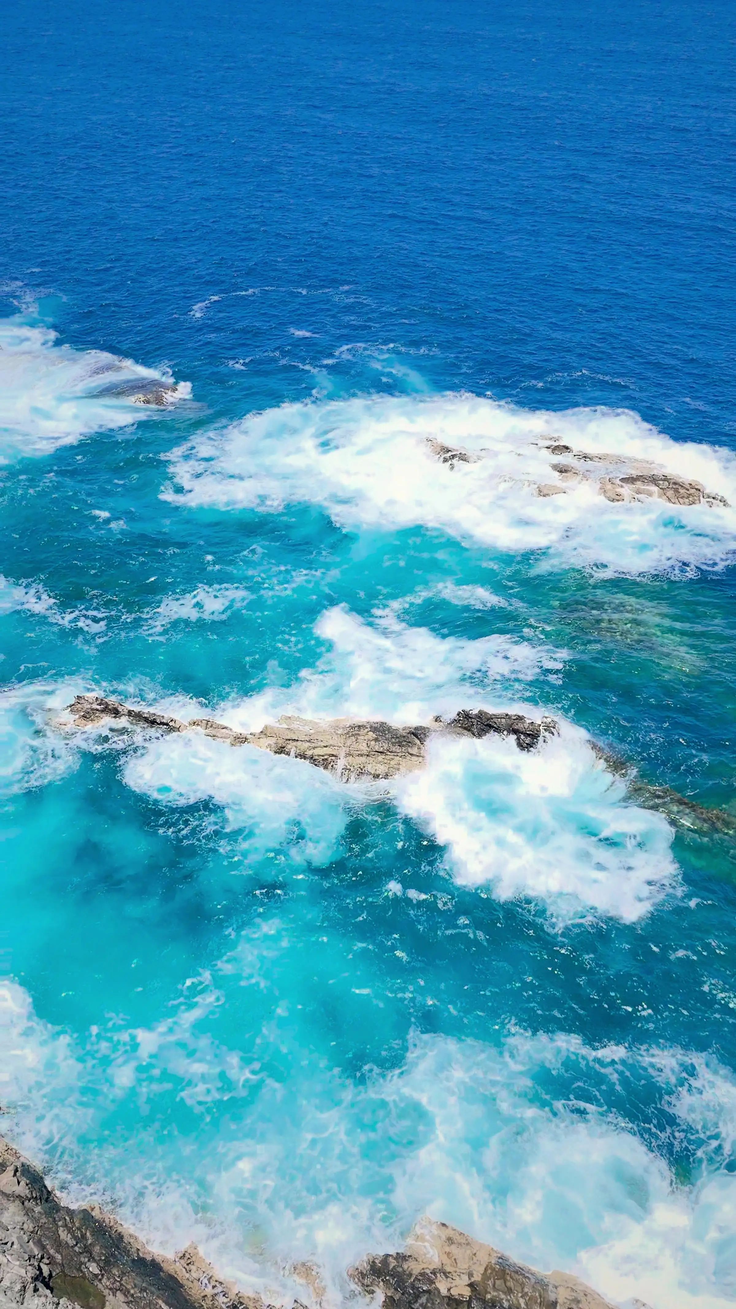 Falesie a picco sull'Atlantico, con il mare che frange alla base della parete