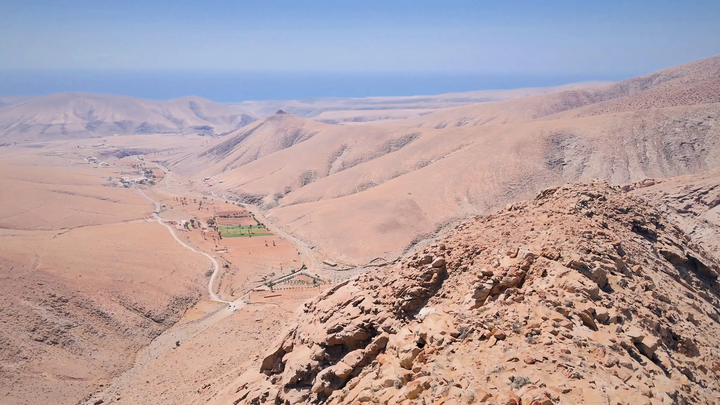 Panoramica su valli e montagne desertiche, con i crinali in controluce