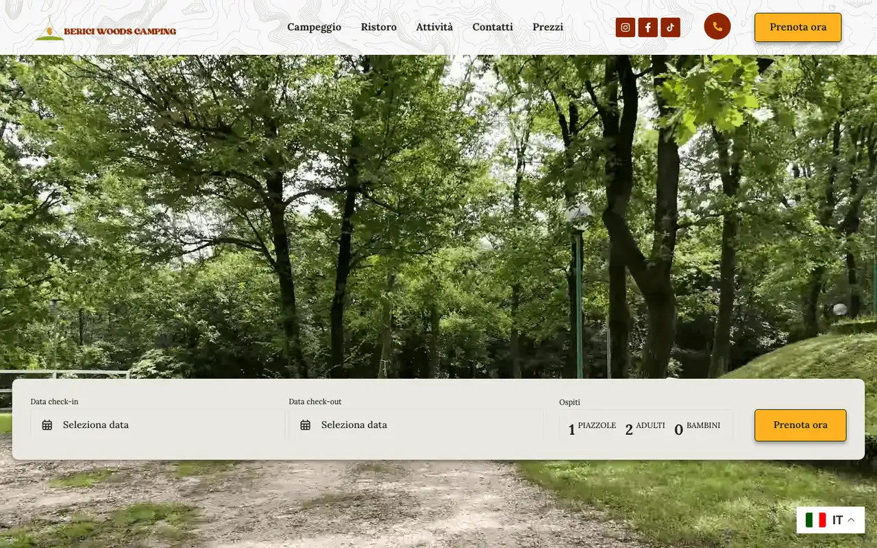 La home del campeggio sul computer: il bosco in apertura, il menu e il modulo per prenotare con le date e gli ospiti.