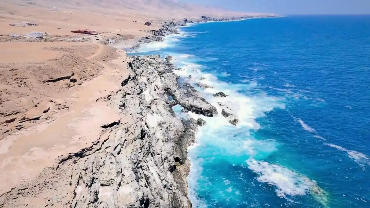 Strati di roccia sedimentaria sovrapposti su una parete di Fuerteventura, ripresi da drone dall'alto