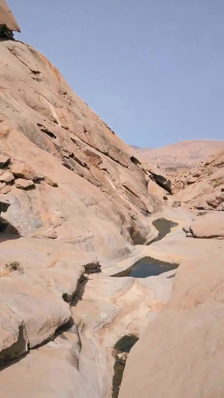 Loop verticale: sorvolo lento di un canyon vulcanico dalle pareti scavate