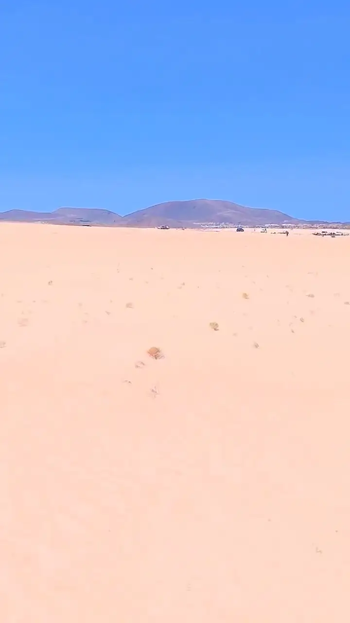 Montaggio verticale sull'entroterra vulcanico: crinali, valli e strade nel deserto